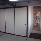三本引き戸の収納と掛け軸用の床の間。