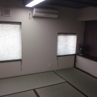 雰囲気に合わせ窓にはプリーツスクリーンを採用。