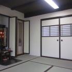 以前の押入の場所をご先祖様の間にしました。入口襖戸は既存のものをリノベーションして再利用しました。