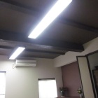 たった2.1mの天井は梁桁をさらしにすることで高さを確保。釘の穴や傷だらけでしたが、塗装するだけでこんなにも味がある天井に。