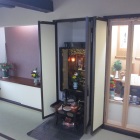 以前の床の間には収納力を増すため地袋を設けて飾り床にしました。