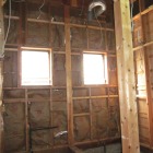 解体中。入口を引き戸にするために不要な柱は撤去します。