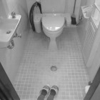 施工前。洋式便器の方。タイル仕上げの床と壁はなんとなく冷たい感じがしますね。