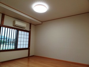 内装を全面改装した寝室