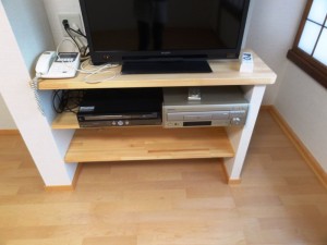 寝室の台所境に設けたテレビ収納