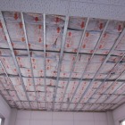 鉄骨造ということもあって冬はとても寒いとのこと。天井にグラスウールを充填。