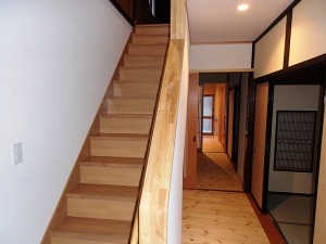 座敷の横に三畳間があってそこは物置兼、通路のようになっていました。