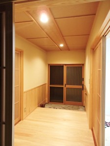 今回のリフォームで玄関戸も、床・壁・天井も改装しました。