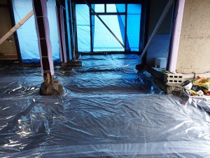 防湿用に土間シートを貼ります