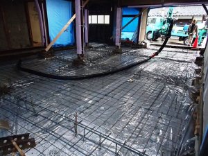 ポンプでコンクリートを打ちます