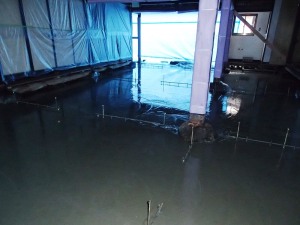 土間が出来上がり、立ち上がりの基礎を打ちました