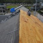 コロニアル屋根を撤去して、杉板を上張りします。