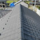 小松瓦のマッドブラックにて施工。