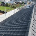 小松瓦のマッドブラックにて施工。